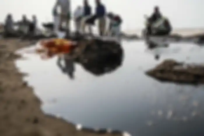 Warga mengumpulkan limbah tumpahan minyak Oil Spill yang tercecer milik Pertamina di Pesisir Pantai Cemarajaya, Karawang, Jawa Barat, Minggu (4/8/2019). Pasir yang tercemar minyak tersebut dikumpulkan dan akan dipindahkan ke pabrik penyimpanan limbah B3 (Bahan Berbahaya dan Beracun) untuk dimusnahkan.