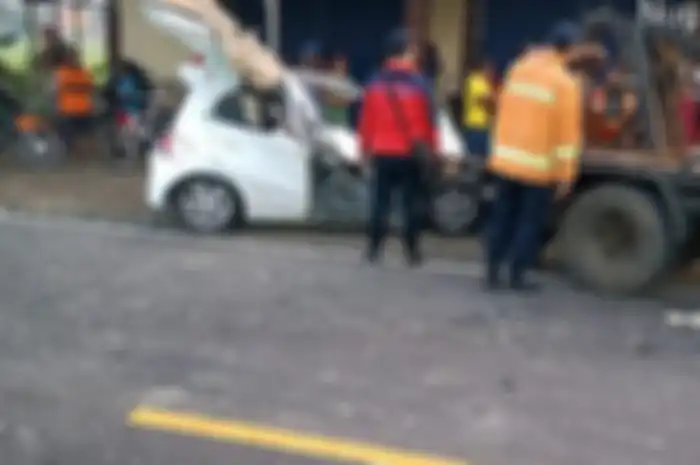 Honda Brio hancur usai tabrak bus, dua orang meninggal dunia.