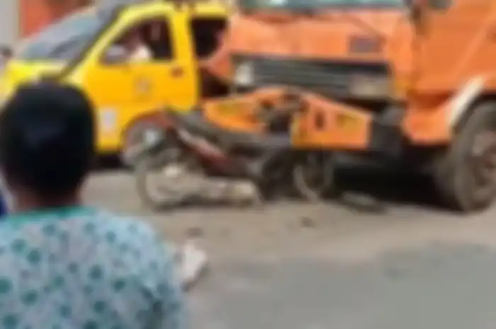 Honda Supra Fit menancap di bemper depan truk Fuso di Menda, Sumut.