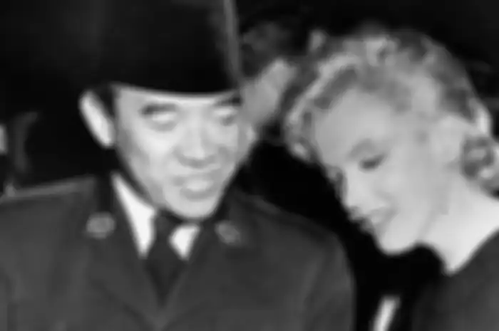 Bung Karno menyatakan kekagumannya dan  juga rasa terima kasihnya atas jasa para kupu-kupu malam ini. 