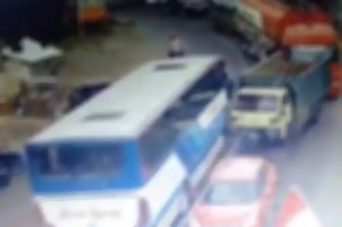 Truk alami rem blong dan tabrak beberapa mobil di Banyuwangi, Jatim.