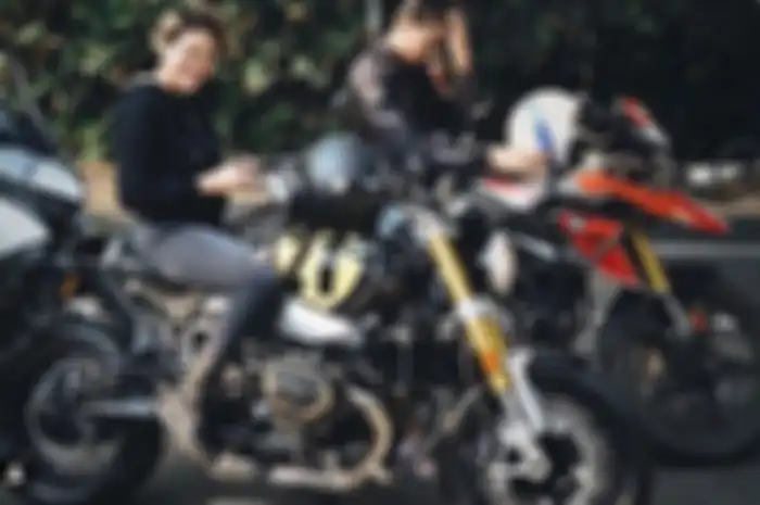 Nikita Mirzani di atas BMW R Nine T Spezial.