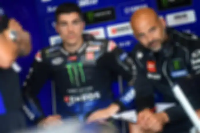 Maverick VInales (kiri) didampingi crew chief Esteban Garcia (kanan) mengulik setting motor M1 2019 buat hadapi MotoGP Austria 2019