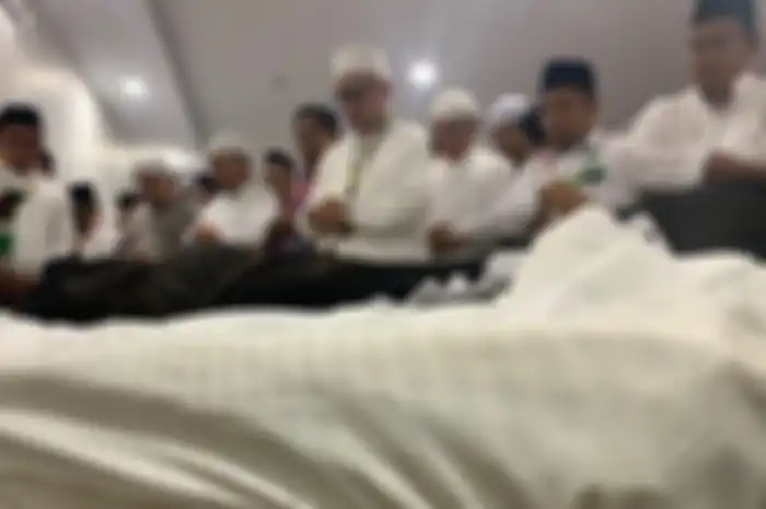 Umat muslim melakukan sholat jenazah di depan jenazah KH Maimun Zubair (Mbah Moen) saat disemayamkan di Kantor Urusan Haji Daker Syisyah, Mekkah, Selasa (6/8/2019). Jenazah almarhum akan disalatkan di Masjidil Haram dan selanjutnya dimakamkan di Kota Mekah.
