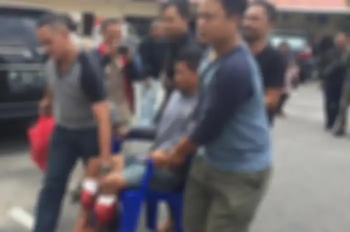 Anggota Opsnal Jatanras Subdit Jatanras Dit Krimum Polda Kepulauan Bangka Belitung mengangkat Rusdian tersangka begal, Selasa (6/8/2019). 