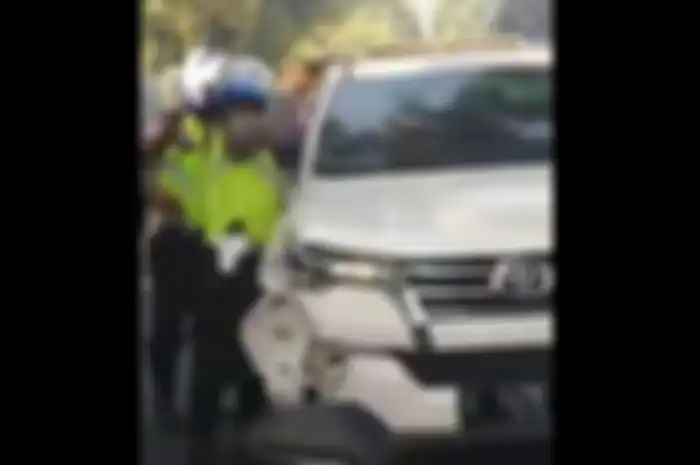 Video aksi Polisi menghentikan mobil Toyota Fortuner yang kabur setelah nabrak pemotor. 