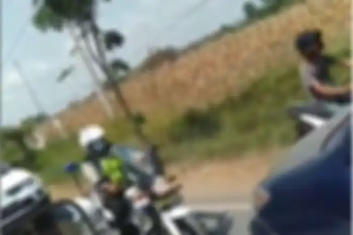 Polisi pukl mundur Daihasu Xenia yang serobot jalan
