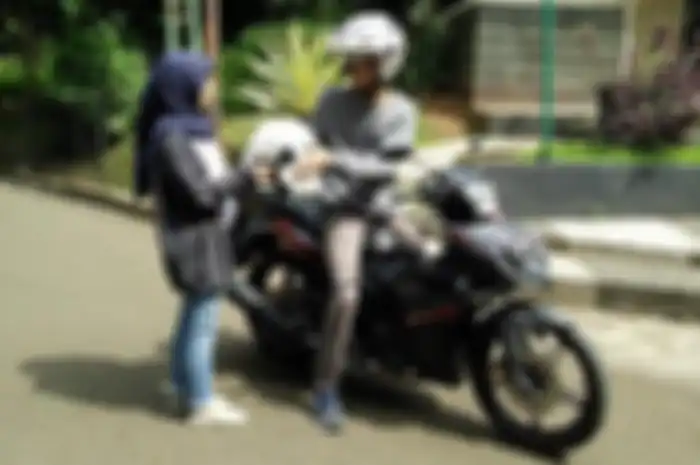 Selain untuk keselamatan, boncenger pakai helm untuk menghindari denda saat ditilang.
