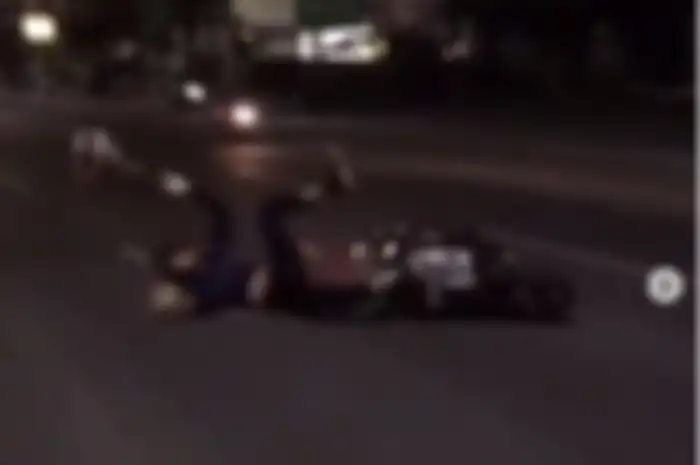 Seorang pengendara Vespa terjatuh setelah ditendang bule yang mengamuk di Bali