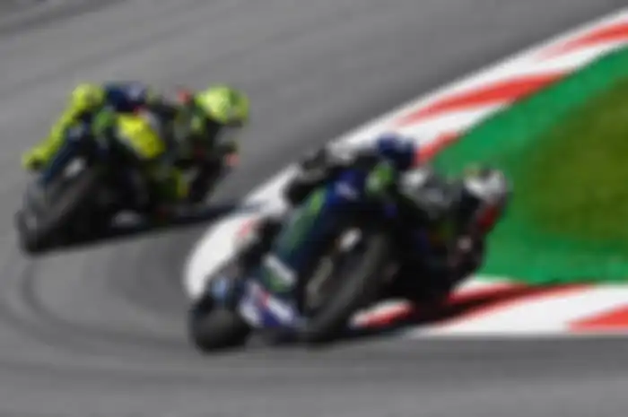 Valentino Rossi (kanan) dari hasil kombinasi FP1 dan FP2 finis di luar 10 besar. Rossi yakin bisa langsung lolos Q2 MotoGP Austria