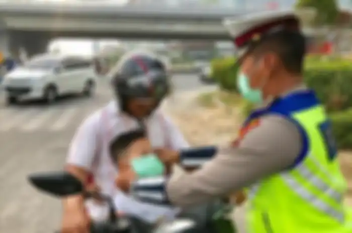 Polisi membagikan masker gratis di Pekanbaru, Riau