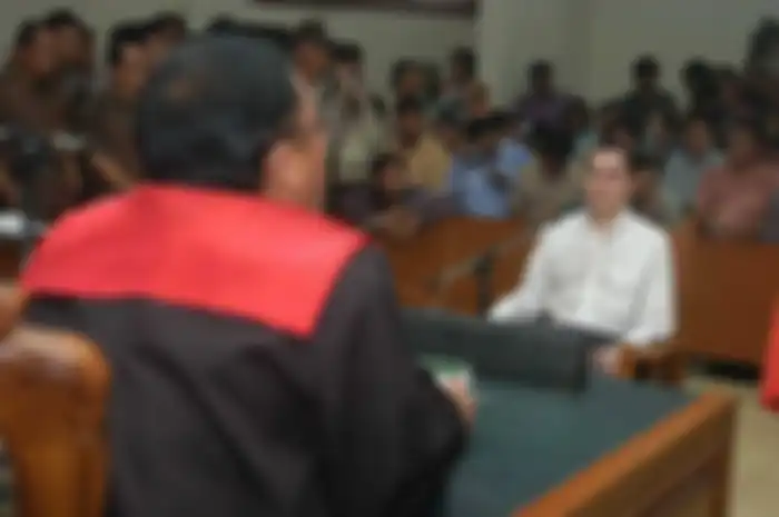 Ferry Surya Prakasa ( baju putih) terdakwa kasus pembunuhan penyanyi Alda Risma menjalani sidang pertama di PN Jakarta Timur, Kamis (29/3/2017).