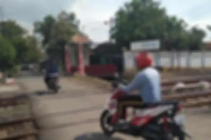 Ilustrasi perlintasan kereta tanpa palang pintu