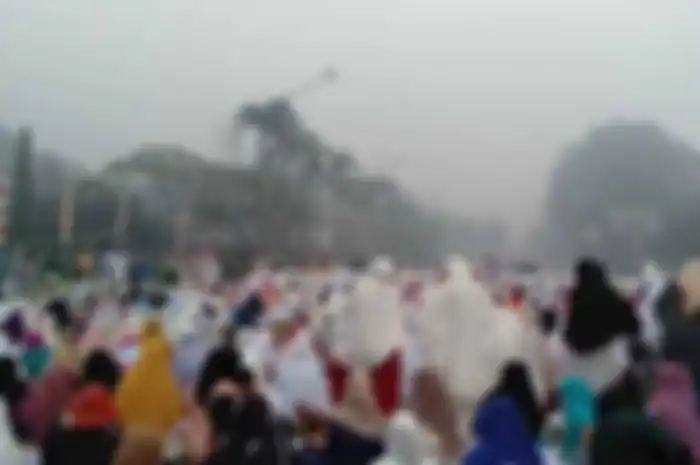 Alun-alun Kapuas yang dirunung kabut tidak menghentikan jamaah melaksanakan solat Idul Adha 