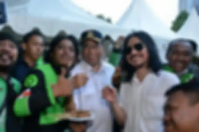 Menhub bersama para driver ojol dalam acara 