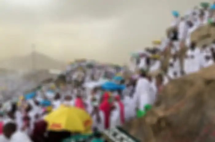 Umat Muslim berdoa di tengah turunnya hujan saat melaksanakan wukuf di Jabal Rahmah, Padang Arafah, Arab Saudi, Sabtu (10/8/2019). Jemaah haji dari seluruh dunia mulai berkumpul di Padang Arafah untuk melaksanakan wukuf yang merupakan puncak ibadah haji.
