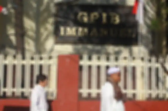 Sejumlah Umat Muslim melintas di depan Gereja Protestan Indonesia bagian Barat (GPIB) Immanuel usai menjalankan Shalat Idul Adha 1440 H di Masjid Agung Jami Kota Malang, Minggu (11/8/2019). Masjid Agung Jami Kota Malang menjadi salah satu simbol kerukunan umat beragama karena di sampingnya terdapat tempat ibadah umat agama lain, yakni Gereja Protestan Indonesia bagian Barat (GPIB) Immanuel dan Gereja Katolik Hati Kudus Yesus Kayutangan.