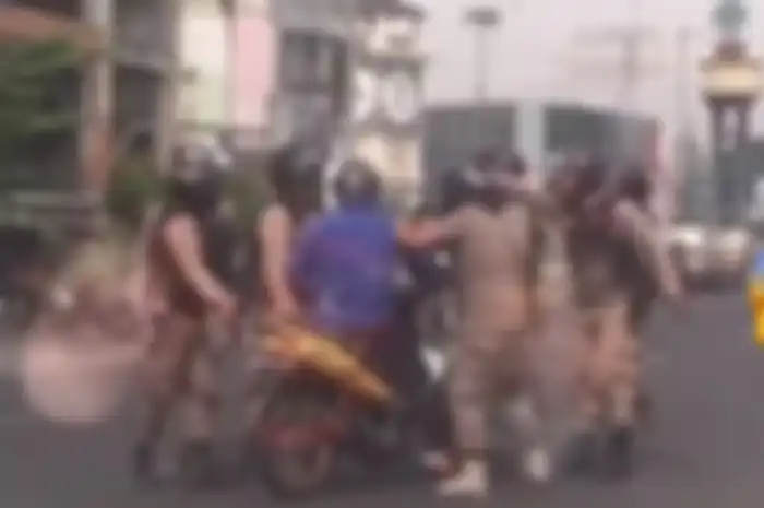 Pemotor dikeroyok gerombolan Satpol PP di Medan, Sumut.