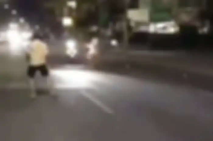 Turis asing mengamuk di Bali, pemotor tersungkur ditendang dan nekat menabrakkan diri ke mobil.