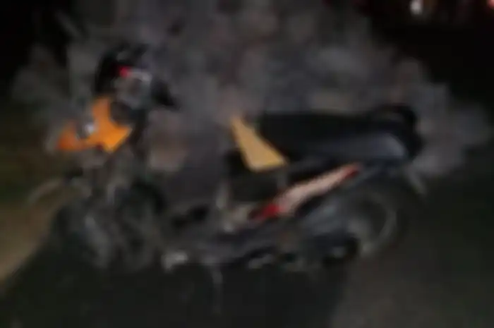 Honda BeAT hancur tabrak tumpukan batu kali.