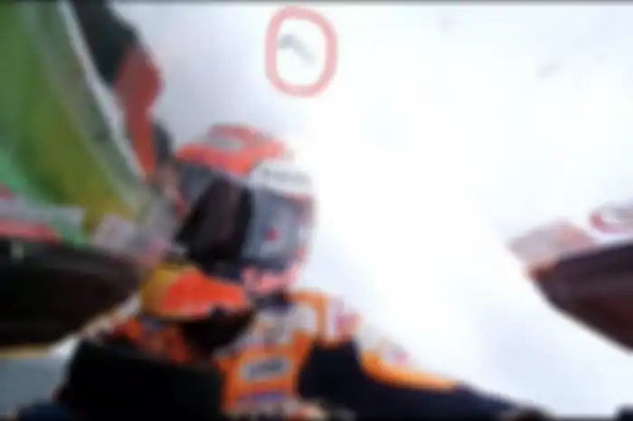 Serpihan pelindung tuas rem kanan motor Marc Marquez patah dan terbang saat duel di tikungan terakhir MotoGP Austria 2019