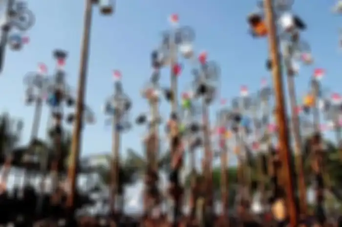 Lomba panjat pinang berasal dari Belanda
