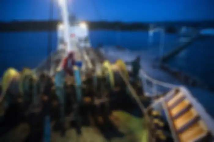 Foto dirilis Senin (12/8/2019), menunjukkan ABK kapal MT Kencana 5 bersiap menurunkan jangkar saat kapal bersandar di pelabuhan Beo, Kepulauan Talaud. Meski hadir dengan perjuangan tak mudah, keberadaan BBM Satu Harga di Talaud membawa angin segar untuk perubahan dan menciptakan asa untuk memutar ro