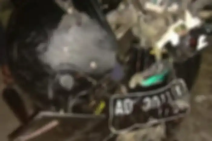 Honda Astrea Grand hancur usai tabrakan dengan truk di Sukoharjo.