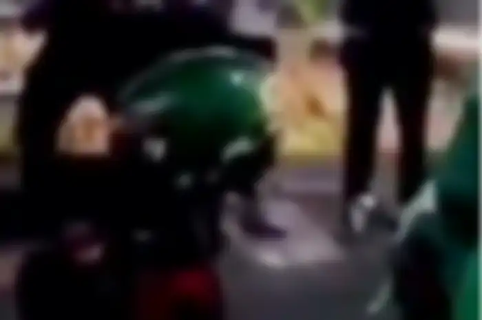 Oknum driver ojol pukul penumpang perempuan karena salah paham.