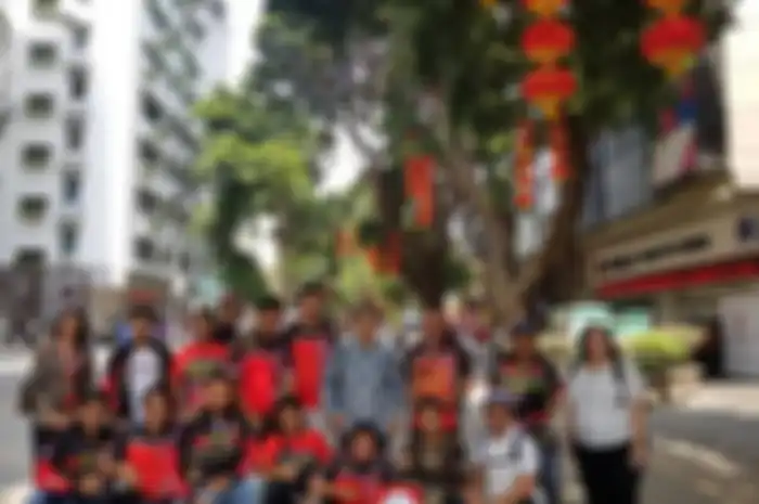 Konsul Jendral RI Guangzhou bersama staff berfoto bersama dengan tim balap Indonesia.