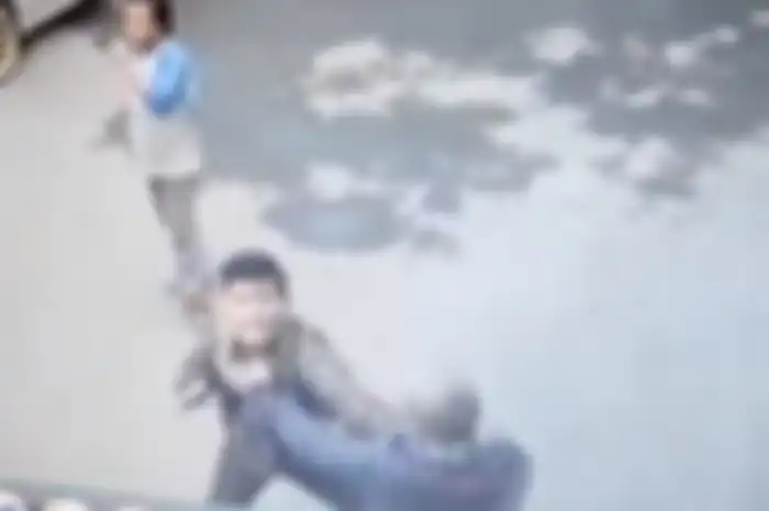 Senggolan, dua pemotor terlibat duel di Bekasi, Jabar.