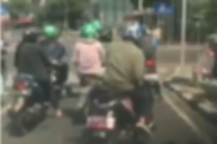 Pemotor ogah menurunkan kakinya di lampu merah