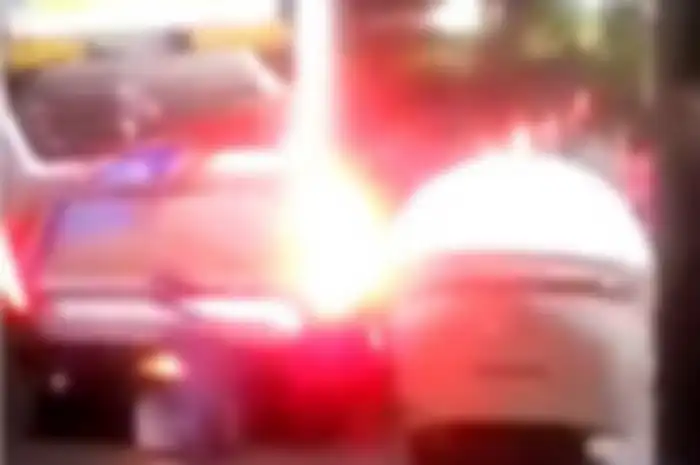 Bus Sugeng Rahayu dihadang pembalap liar di Madiun.
