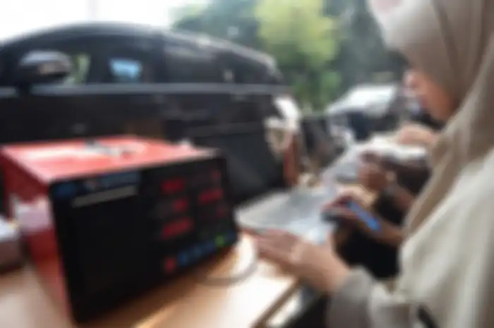 Seorang petugas Dinas Lingkungan Hidup Provinsi DKI Jakarta melakukan uji emisi kendaraan dinas saat peluncuran aplikasi e-Uji Emisi di Balai Kota DKI Jakarta, Selasa (13/8/2019). Pemprov DKI Jakarta meluncurkan aplikasi e-Uji Emisi untuk mempermudah masyarakat melakukan uji emisi kendaraan.