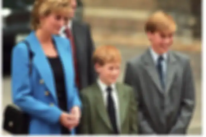 Putri Diana bersama Pangeran Harry dan Pangeran William