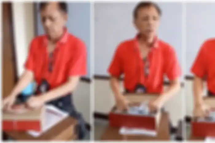 Cesar Punzalan yang menangis saat diberi hadiah kejutan oleh murid-muridnya
