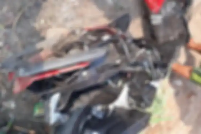 Honda Vario 150 hancur ditabrak kereta api di Sidoarjo.