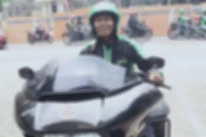 Driver ojek online naik Harley-Davidson Road Glide