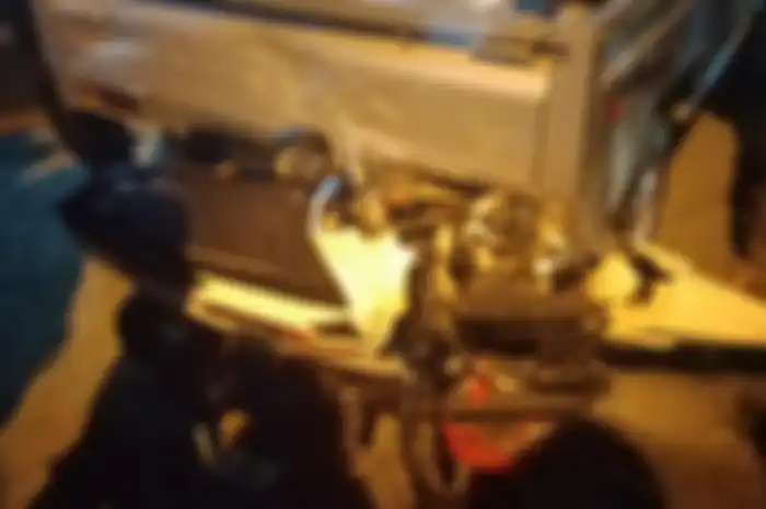 Honda Vario hancur ditabrak angkot di Pondok Gede, Jaktim.