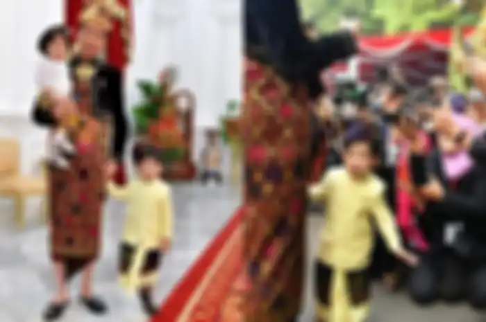 Presiden Jokowi beserta kedua cucunya, Jan Ethes dan Sedah Mirah