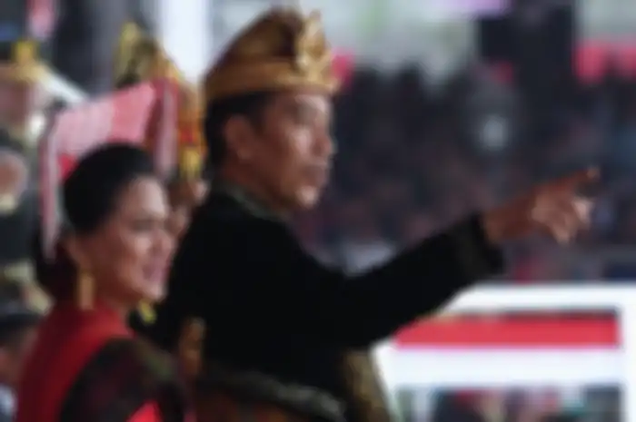 Presiden Joko Widodo (kanan) bersama bersama Ibu Negara Iriana Joko WIdodo menghadiri Upacara Peringatan Detik-Detik Proklamasi Kemerdekaan Indonesia ke-74 Tahun 2019 di Istana Merdeka, Jakarta, Sabtu (17/8/2019). Peringatan HUT RI tersebut mengangkat tema SDM Unggul Indonesia Maju.