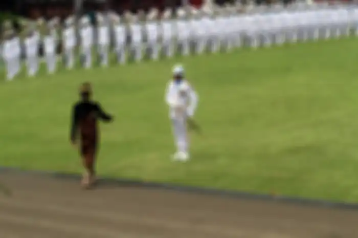 Presiden Joko Widodo menghampiri dan menyalami Komandan Upacara Peringatan Detik-detik Proklamasi, Kolonel Laut (P) Hariyo Poernomo (kanan), di Istana Merdeka, Jakarta, Sabtu (17/8/2019). WARTA KOTA/HENRY LOPULALAN