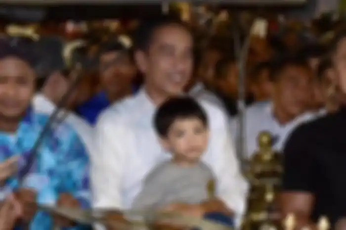 Jan Ethes bikin gemas netizen lagi lewat aksinya menyetir mobil di halaman Istana Bogor. Kecil-kecil sudah berani ya?
