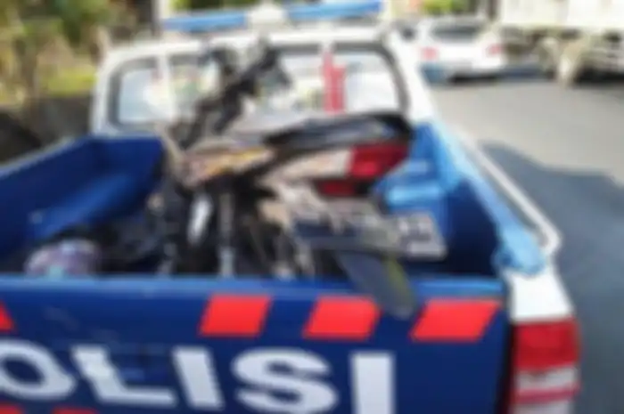 Honda Revo Fit adu banteng dengan truk, dua orang tutup usia