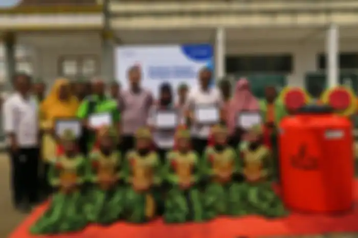 Penguin Indonesia membagikan 17 tangki untuk mempermudah akses air bersih di 5 sekolah di Pandeglang, Banten.