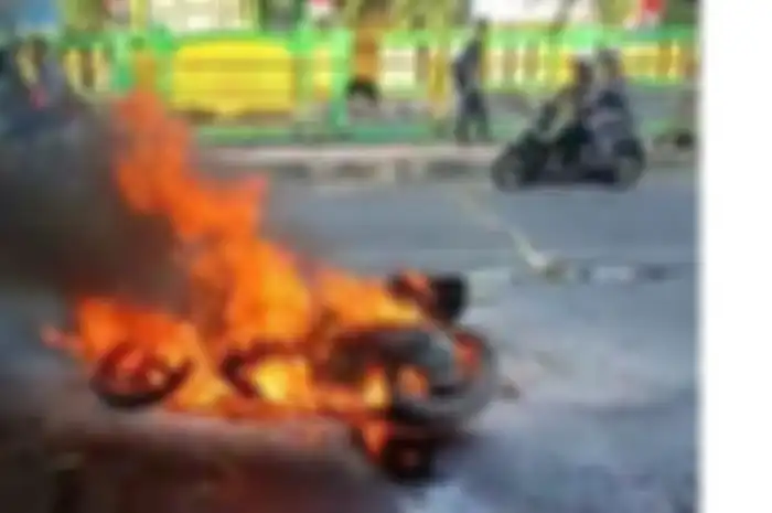 Ilustrasi motor terbakar
