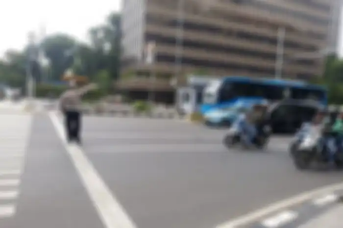 Jajaran Satuan Lalu Lintas Polres Jakarta Pusat melakukan giat patroli untuk memantau penerapan sistem tilang elektronik atau electronic traffic law enforcement (ETLE), Senin (26/11/2018). Patroli dilakukan di Simpang Patung Kuda dan Simpang Sarinah, Jakarta Pusat.