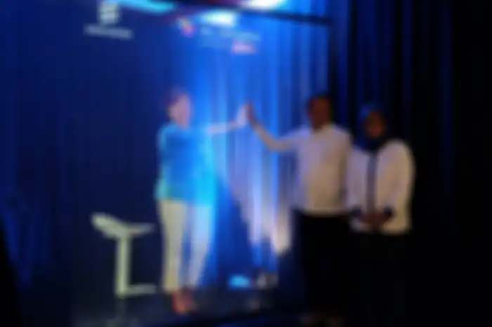 Tampilan hologram (kiri) sedang bersentuhan dengan Menkominfo Rudiantara, didampingi CEO XL Dian Siswarini