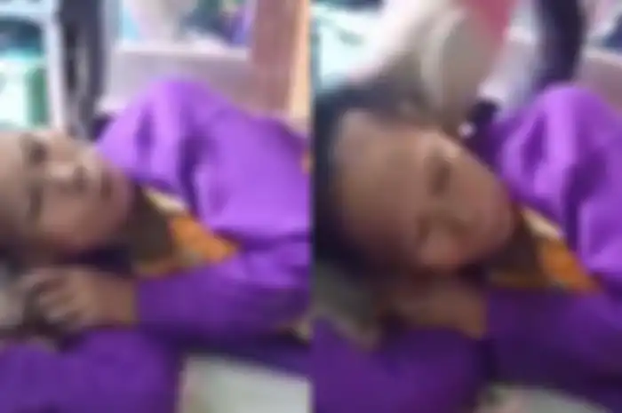 Seorang ibu kepalanya ditendang oleh anaknya.