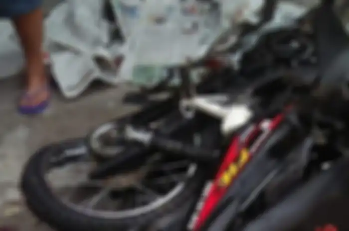 Honda Revo Fit hancur tabrakan dengan truk di Solo.